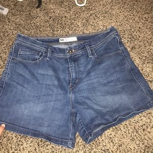 Size 10 Levi high wasted shorts.